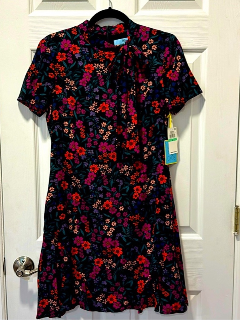 NWT CeCe Short Sleeve Floral Print Tie Neck Godet Dress. Size 8